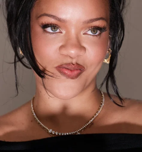 Rihanna wearing Pro Filt'r Fluid Flex Foundation shade 386W